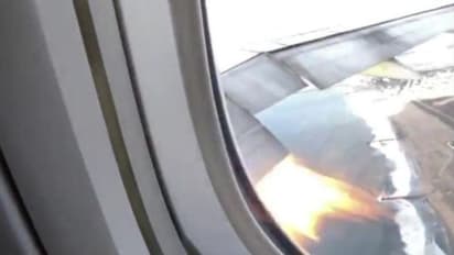 യാത്രയ്ക്കിടെ എഞ്ചിനില് തീ; വിമാനം അടിയന്തരമായി നിലത്തിറക്കി - വീഡിയോ