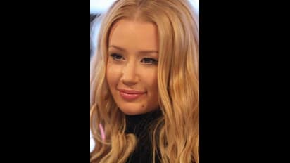 காதலுருடன் தனி அறையில் பிரபல பாடகி ..!! நள்ளிரவில் பின்புறத்தில் நடந்த பயங்கரம்..!!