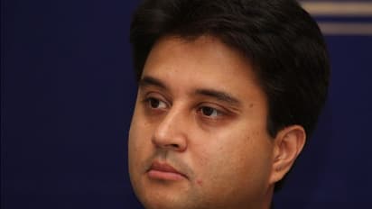 নিজের টুইটার থেকে উধাও করলেন কংগ্রেস-কে, জল্পনা বাড়িয়ে দল ছাড়ার ইজ্ঞিত জ্যোতিরাদিত্যের