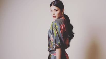 மார்டன் லுக்கில் அசரவைக்கும் ஸ்ருதி ஹாசன்... சோசியல் மீடியாவை தெறிக்கவிடும் புகைப்படங்கள்...!