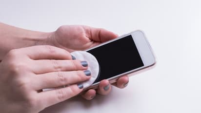 করোনা ছড়াতে পারে সাধের স্মার্টফোন থেকেও, জেনে নিন পরিষ্কার রাখার সহজ উপায়