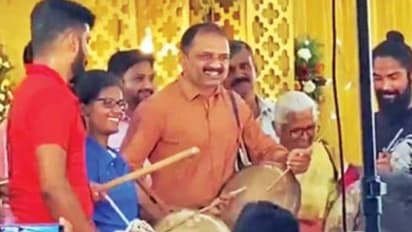 அற்புதம்மாளுடன் பறையடித்து குதூகலித்த பேரறிவாளன்..! திருமண வீட்டில் உறவினர்களுடன் கொண்டாட்டம்..!