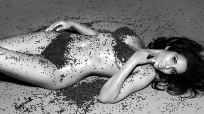 बिकिनी के बाद अब पदमालक्ष्मी की टॉपलेस फोटोज छाई सोशल मीडिया में