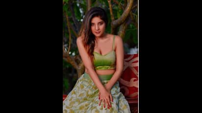 இதுக்கு போடாமலே இருக்கலாம்... ஓவர் கிளாமர் டிரெஸில் பிக்பாஸ் சாக்‌ஷி... மரண பங்கம் செய்யும் நெட்டிசன்கள்...!