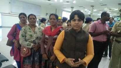 ரெடி டு கோ  சபரிமலை ! கொச்சி விமானநிலையம் வந்திறங்கினார் சமூக ஆர்வலர் திருப்தி தேசாய் !!