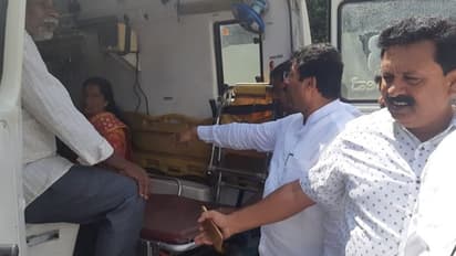 ರಸ್ತೆ ಮಧ್ಯೆ ವಾಹನ ನಿಲ್ಲಿಸಿ ಅಪಘಾತವಾದರಿಗೆ ನೆರವಾದ ಶಾಸಕ