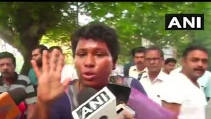 மிளகாய் பொடி தூவி அடித்துவிரட்டப்பட்ட பிந்து ! சபரிமலை செல்ல முயன்றதால் பக்தர்கள் அதிரடி!! போன வருஷம் வாங்குனது பத்தாதா என கொந்தளிப்பு !!