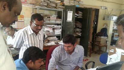 என் பணம் எங்கே  ஐயா, மோடிஜிதான் டெபாசிட் செய்தாருணு நினைச்சேன்: இரு விவசாயிகளை மோதவிட்டு வேடிக்கை பார்த்த எஸ்பிஐ வங்கி....