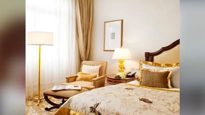 హోటల్ గదిలో నిద్రిస్తున్న యువతులపై వెయిటర్ లైంగిక వేధింపులు.. ఎక్కడంటే ?