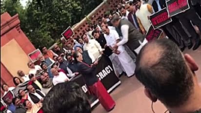 সেন্টার হলে যৌথ অধিবেশন, বাইরে অভিনব সংবিধান দিবস পালনে 'কলা'-ও বেচলেন বিরোধীরা