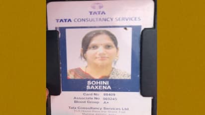 స్కూటీని ఢీకొన్న ఆర్టీసి బస్సు...టీసిఎస్ ఉద్యోగిని మృతి, డ్రైవర్ పై రాళ్లదాడి