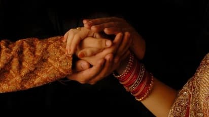 സന്തോഷമാണല്ലോ വലുത്; ഭാര്യയെ കാമുകന് ഒപ്പം പോകാന് അനുവാദം നല്കി ഭര്ത്താവ്