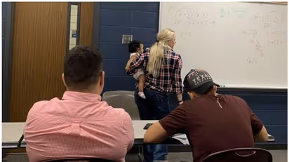 വിദ്യാര്ത്ഥിനിയുടെ കുഞ്ഞിനെ കയ്യിലേന്തി ക്ലാസെടുത്ത് അധ്യാപിക; അഭിനന്ദിച്ച് സോഷ്യല് മീഡിയ