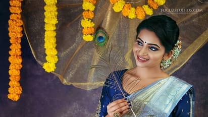 பட்டுப்புடவையில் நட்சத்திரமாய் ஜொலிக்கும் சீரியல் நடிகை... அசத்தலான அழகில் மனதை சொக்க வைக்கும் நட்சத்திரா... வைரலாகும் புகைப்படங்கள்...!