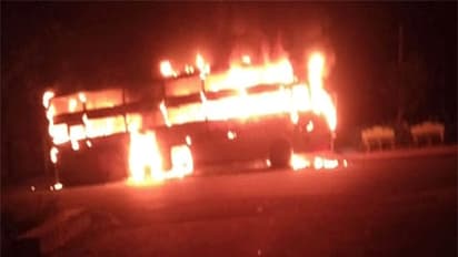 మంటల్లో చిక్కుకున్న కావేరి ట్రావెల్స్ బస్సు... రూ.20లక్షల నగదు బూడిదపాలు