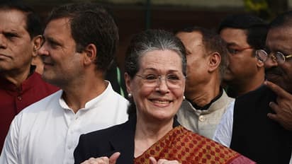 ഭരണഘടനാ ദിനത്തില്‍ അംബേദ്‍കര്‍ പ്രതിമയ്ക്ക് മുന്നില്‍ ഭരണഘടന വായിച്ച് കോണ്‍ഗ്രസ് പ്രതിഷേധം