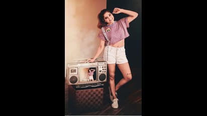 தொடையை காட்டி சூடேற்றிய கவினின் முன்னாள் காதலி..!! அந்த இடத்தில் இப்படியா குத்துவது..??