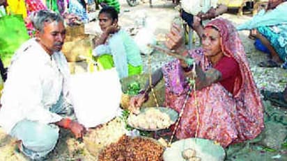 காய்கறி விற்கும் எம்.எல்.ஏ-வின் மனைவி...! யார் அந்த எம்.எல்.ஏ தெரியுமா..?