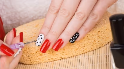 বারবার উঠে যাতে হাতের দামি নেলপলিশ? এই সহজ টিপসগুলো মাথায় রাখলেই কেল্লা ফতে 