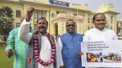 വിലക്കയറ്റം; പ്രതിഷേധ സൂചകമായി "ഉള്ളിമാല" ധരിച്ച് നിയമസഭയിലെത്തി ആർജെഡി എംഎൽഎ