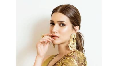 அந்த இடத்தில் பளீச் டாட்டூ... வெட்கமே இல்லாமால் போட்டோ வெளியிட்ட பாலிவுட் நடிகை... ஜொள்ளு விடும் நெட்டிசன்கள்...!