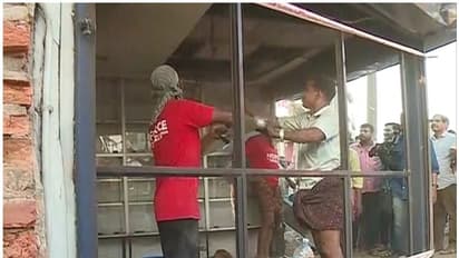 അങ്കമാലി വാഹനാപകടം: വാഹനങ്ങളുടെ കാഴ്ച മറച്ച് നിർമ്മിച്ച കെട്ടിടം നഗരസഭ പൊളിച്ച് നീക്കി