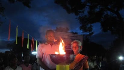 அடங்காத ஈழ மண்..! மாவீரர் நாளில் ஒன்று திரண்ட தமிழீழ மக்கள்..! கண்ணீர் மல்க உயிர்நீத்த போராளிகளுக்கு அஞ்சலி..!