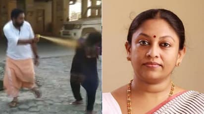 'ബിന്ദു അമ്മിണി മുളകുപൊടി ഏറ്റുവാങ്ങിയത് നവകേരളത്തിന് വേണ്ടി': കെ ആര് മീര