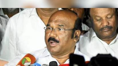 அம்மா சொத்துக்கு உரிமை கோரும் சின்னம்மா...!! பதில் சொல்லாமல் எஸ்கேப் ஆன அமைச்சர்...!!