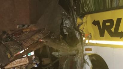 ಬೆಳ್ಳಂಬೆಳಗ್ಗೆ ಖಾಸಗಿ ಬಸ್ - ಲಾರಿ ನಡುವೆ ಅಪಘಾತ