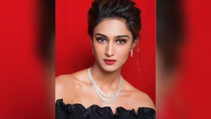 ঘাঘরা না পরেই শ্যুটিং সেটে হাজির অভিনেত্রী, মুহূর্তে ভাইরাল ভিডিও