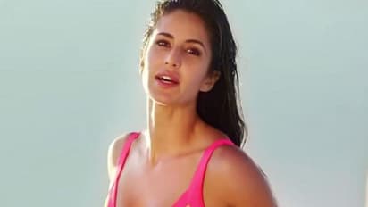 सोशल मीडिया में धूम मचा रही हैं मोनोकिनी में कैट की सेक्सी और हॉट फोटोज