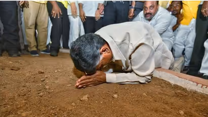 Chandrababu Amaravati tour: శంకుస్థాపన చోటును ముద్దాడి చంద్రబాబు భావోద్వేగం