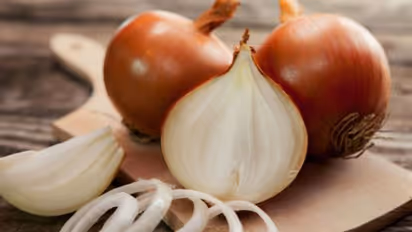 छह महीने में थोक बाजार में बढ़ गई प्याज की दस गुनी कीमत