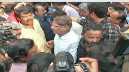 41 வருடத்தை நினைத்து பார்க்கவேண்டும்... இளையராஜாவிற்காக போராட்டத்தில் குதித்த பாரதிராஜா..! தள்ளு முள்ளால் பரபரப்பு..!