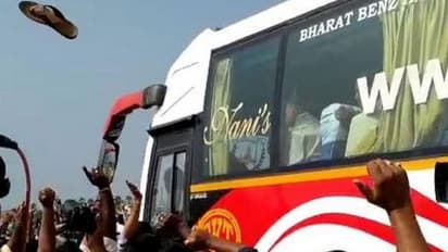 முன்னாள் முதல்வர் சந்திரபாபு நாயுடு சென்ற பேருந்து மீது காலணி வீச்சு... ஆந்திராவில் பதற்றம்..!