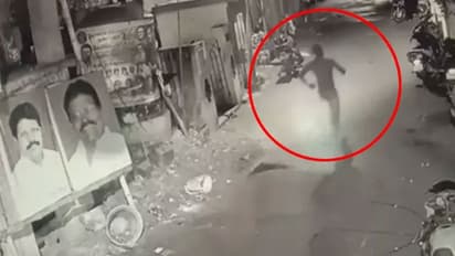 கள்ளக்காதலியுடன் உல்லாசம்... உறவினர்கள் வந்ததால் நிர்வாணக் கோலத்தில் தெருவில் ஓடிய இளைஞர்..!