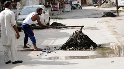 ശുചീകരണ തൊഴിലാളി തസ്തികയിലേക്ക് അപേക്ഷിച്ചതിലേറെയും എഞ്ചിനിയര്‍മാരും ബിരുദധാരികളും