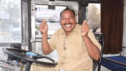 విధుల్లోకి ఆర్టీసీ కార్మికులు.. డిపోల వద్ద సందడి