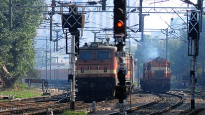 ஓடும் ரயிலில் ஏறி தவறி விழுந்த கல்லூரி மாணவர்..! கால் துண்டான பரிதாபம்..!