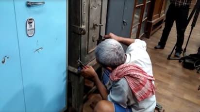 সংস্কৃত বিশ্ববিদ্যালয়ের গুদামঘরে মিলল ২০০ বছরের পুরনো সিন্দুক, ভাঙা হতেই মিলল মেডেল