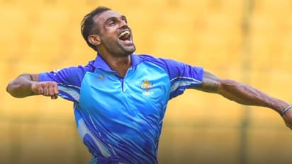 அணிக்கு பிரயோஜனமே இல்லாம ஒரே ஓவரில் 5 விக்கெட் வீழ்த்தி சாதனை படைத்த அபிமன்யூ மிதுன்.. கர்நாடக அணிக்கு கடின இலக்கை நிர்ணயித்த ஹரியானா