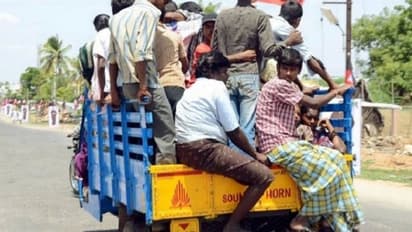 ಪೊಲೀಸರೇ ಇತ್ತ ನೋಡಿ, ಗೂಡ್ಸ್ ಆಟೋದಲ್ಲಿಯೇ ಕುರಿಗಳಂತೆ ತುಂಬಿದ್ದಾರೆ ಜನ!