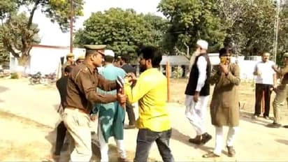 पुलिस लाइन में नमाज पढ़ने पर रोक, AIMIM नेताओं और पुलिस में तीखी झड़प