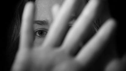 தாகத்தை தனித்த பள்ளி மாணவிடம் மோகத்தை தீர்த்து கொண்ட காமக்கொடூரன்... வீடு புகுந்து பலாத்காரம்..!