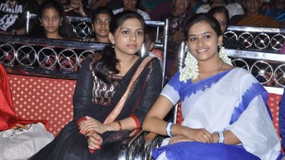 அந்த விஷயத்தில் ஸ்ரீதிவ்யாவை பின்னுக்குத் தள்ளிய தங்கை... ஓவர் கிளாமர்... ஓவர் ரொமான்ஸ்... வைரலாகும் புகைப்படங்கள்...!