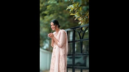 பட வாய்பபை பிடிக்க விதவிதமான உடையில்... ரக ரகமான புகைப்படம் வெளியிடும் நடிகை பிந்து மாதவி..!