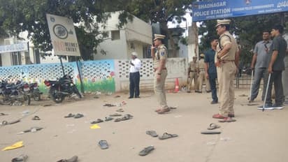 షాద్నగర్ పీఎస్ వద్ద హైటెన్షన్: నిందితుల తరలింపు, జనంపై లాఠీఛార్జీ