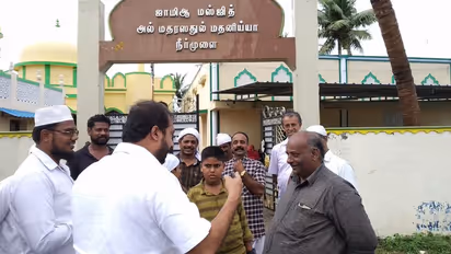 கொட்டித்தீர்த்த கனமழையால் விபத்தில் சிக்கிய சுற்றலா பயணிகள்..! பள்ளிவாசலில் இடம்கொடுத்து பாதுகாத்த எம்.எல்.ஏ..!