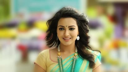 கேத்ரின் தெரேஸாவின் குட்டை டிரவுசர்: கொஞ்சம் குட்டு, நிறைய ஷொட்டு